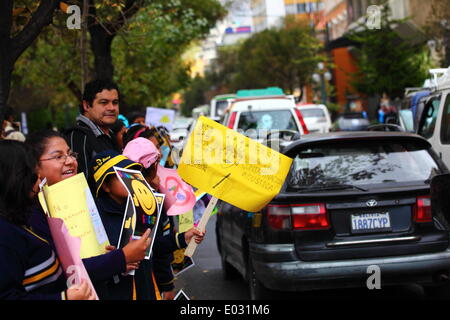 LA PAZ, Bolivien, 30. April 2014. Schulkinder halten Plakate tagsüber kein Horn / Dia De La No Bocina, eine Kampagne, um Treiber zu verwenden, ihr Horn weniger und zur Reduzierung der Lärmbelastung in der Stadt zu fördern. La Paz ist berüchtigt für seine chaotischen Verkehr; Das Rathaus häufig führt Kampagnen zur Verkehrssicherheit, zur Verringerung von Staus und ähnliches. Bildnachweis: James Brunker / Alamy Live News Stockfoto