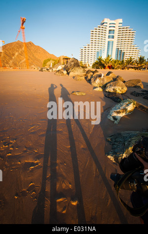 Le Meridien Hotel Al Aqah Beach Resort und Bau eines neuen Hotels. Fujairah, Vereinigte Arabische Emirate Stockfoto