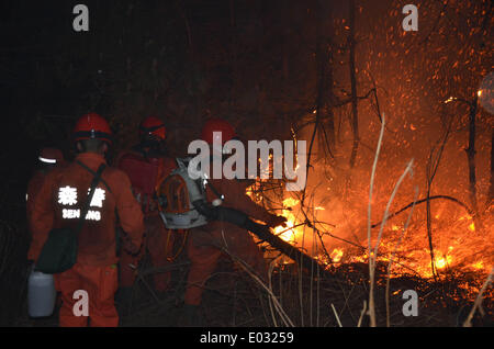 Dali, China. 30. April 2014. Feuerwehrleute arbeiten an einem Ort, wo ein Waldbrand in Xiaguan Stadt in der Stadt Dali in der südwestlichen chinesischen Provinz Yunnan, 30. April 2014 aufgetreten. Hier ein Waldbrand gelöscht um 08:10 noch reburned um 02:20 UhrMittwoch. Insgesamt 1.120 Feuerwehr bekämpft das Feuer, das eine Fläche von mehr als 200 Mu (ca. 13,3 ha) verbrannt. Bildnachweis: Hu Shuli/Xinhua/Alamy Live-Nachrichten Stockfoto