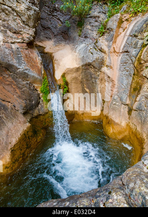 Kleiner Wasserfall im Regenwald, erschossen in langen Belichtungszeit Stockfoto