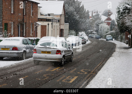 SURREY, UK Verkehr macht seinen Weg auf verschneiten Straßen in der Nähe von Dorking, Surrey. Stockfoto