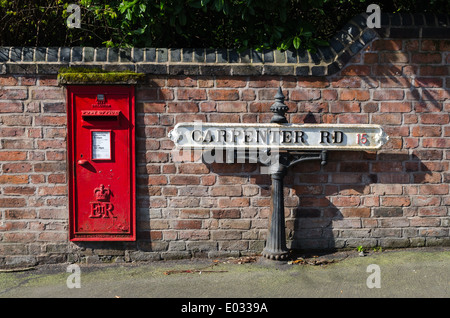 Roten Briefkasten in Wand in der Carpenter Road im smart Birmingham Vorort Edgbaston eingebaut Stockfoto