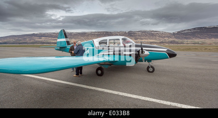 Kleines Zweibettzimmer Motor Flugzeug. Piper PA-23-150 (Apache) auf dem Flugplatz in Grimsey, Island. Stockfoto