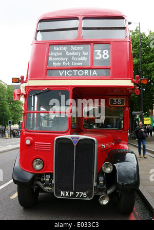 1940er Jahre/1950er Jahre Vintage-Modell Typ RT Bus im Einsatz bei Rohr Streik in London 2014 Stockfoto