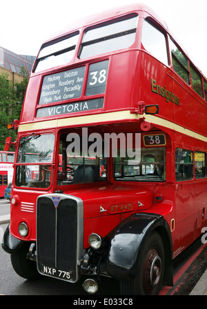 1940er Jahre/1950er Jahre Vintage-Modell Typ RT Bus im Einsatz bei Rohr Streik in London 2014 Stockfoto
