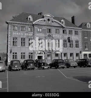 1950er Jahre historische Bild zeigt das äußere des The Dukes Head Hotel, King's Lynn, Norfolk, England mit Autos im Vordergrund. Stockfoto