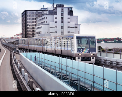 Neue Transit Yurikamome vollautomatische Zug in Odaiba, Tokio, Japan. Stockfoto