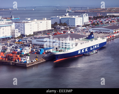 Wakanatsu Frachtschiff RoRo-RKK Linie angedockt in einem Hafen in Odaiba, Tokio, Japan. Luftaufnahme. Stockfoto