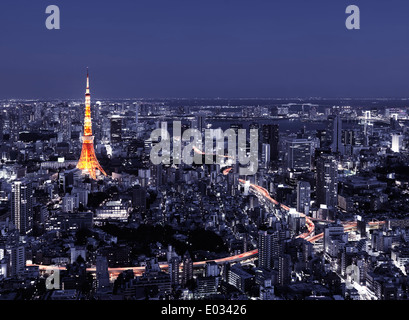 Lizenz verfügbar unter MaximImages.com - Tokyo Tower und hell beleuchtete Highways in Stadtlandschaft bei Nacht, künstlerische dramatische Luftlandschaft. Tokio Stockfoto