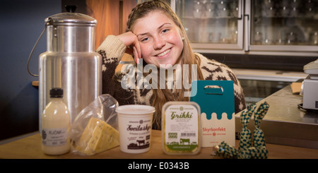 Teenager-Mädchen mit Milchprodukten aus ihrer Familienfarm, Island Stockfoto