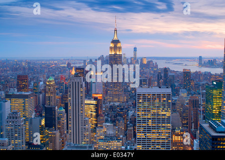 Erhöhten Blick auf das Empire State Building bei Sonnenuntergang, New York, USA Stockfoto