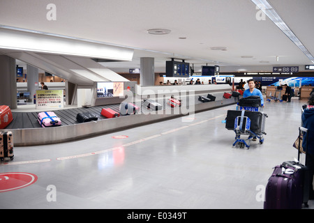 Menschen, die behaupten Gepäck am Narita International Airport Förderband Gepäckband, Japan Stockfoto