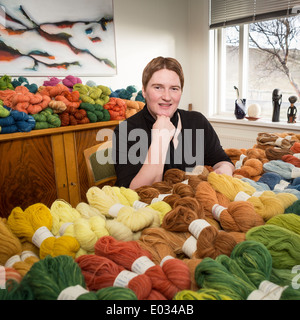 Frau mit einer Vielzahl von bunten isländischer Wolle Stränge, Island Stockfoto