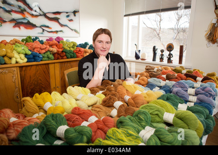 Frau mit einer Vielzahl von bunten isländischer Wolle Stränge, Island Stockfoto