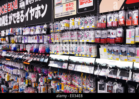 Handy-Zubehör und Kopfhörer an der Elektronik zu speichern Yodobashi Kamera, Tokio, Japan. Stockfoto