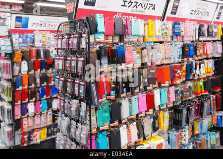 Handy Hüllen und Zubehör bei Electronics speichern Yodobashi Kamera, Tokio, Japan. Stockfoto