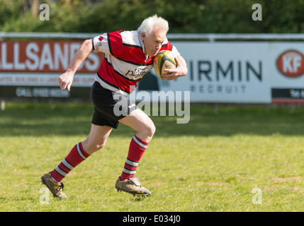 Reife Rugby-Spieler mit Ball Stockfoto