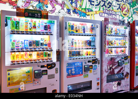 Automaten mit Getränken auf einer Straße in Tokio, Japan Stockfoto