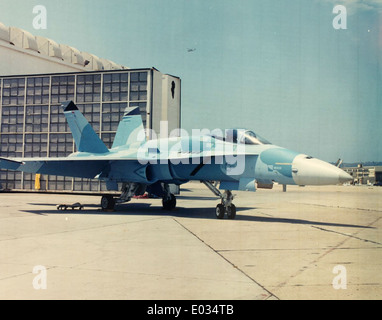 Die McDonnell Douglas F/A-18 Hornet ist ein trägerfähiges Mehrzweck-Jet-Kampfflugzeug, das von der U.S. Navy und Marine Corps eingesetzt wird. Die F/A-18 ist bekannt für ihre Vielseitigkeit im Luft-Luft- und Luft-Boden-Kampf und hat sich zu einem der am weitesten verbreiteten Militärflugzeuge entwickelt. Sie war in zahlreichen Konflikten von zentraler Bedeutung und bot sowohl Präzisionsangriffe als auch Flottenverteidigung. Stockfoto