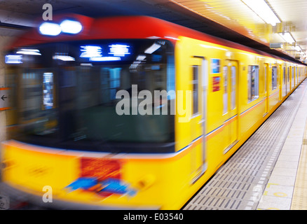 Tokyo Metro gelbe u-Bahn verschwommen aus der Bewegung zu einer Plattform ankommen. Tokio, Japan. Stockfoto