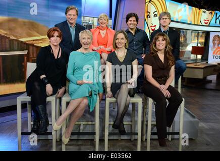 New York, NY, USA. 30. April 2014. Dean Butler, Alison Arngrim, Matthew Labyorteaux, Michael Landon Jr., Melissa Gilbert, Karen Grassle, Melissa Sue Anderson, Lindsay Rachel Greenbush bei Talkshow auftritt für LITTLE HOUSE ON THE PRAIRIE Stimmen Wiedervereinigung bei der NBC Today Show, Rockefeller Plaza, New York, NY 30. April 2014. Bildnachweis: Derek Sturm/Everett Collection/Alamy Live-Nachrichten Stockfoto