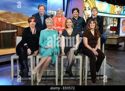 New York, NY, USA. 30. April 2014. Dean Butler, Alison Arngrim, Matthew Labyorteaux, Michael Landon Jr., Melissa Gilbert, Karen Grassle, Melissa Sue Anderson, Lindsay Rachel Greenbush bei Talkshow auftritt für LITTLE HOUSE ON THE PRAIRIE Stimmen Wiedervereinigung bei der NBC Today Show, Rockefeller Plaza, New York, NY 30. April 2014. Bildnachweis: Derek Sturm/Everett Collection/Alamy Live-Nachrichten Stockfoto