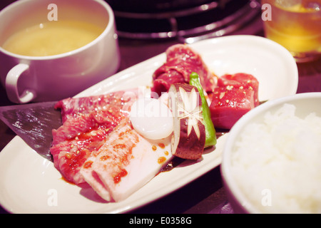 Rohes Fleisch auf einem Teller im japanischen Grillrestaurant. Yakiniku, japanischen Grill. Stockfoto