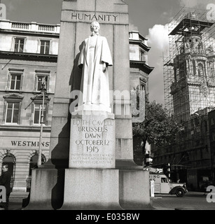 1950er und eine historische Bild zeigt das Denkmal für Edith Cavell in St Martin Place, London, England. Stockfoto