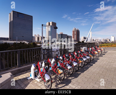 Leihfahrräder auf einer Straße in Odaiba Tokio Japan Stockfoto