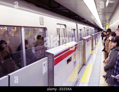 U-Bahn-Zug Tokyo Metro Marunouchi-Linie in Tokio, Japan Stockfoto
