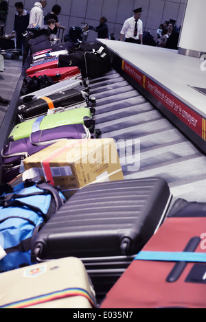 Reihe von Koffer, Gepäck am Flughafen Anspruch Förderband Gepäckband, Toronto Pearson International Airport, Ontario, Kanada Stockfoto