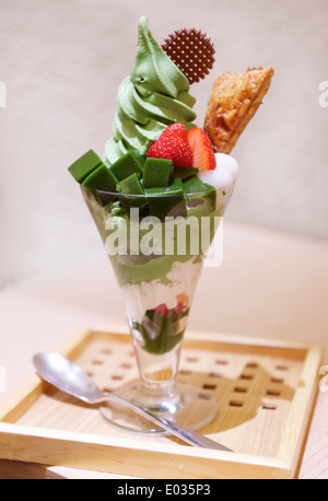 Matcha Parfait, grüner Tee Eis und Obst Dessert in einem Glas im japanischen café Stockfoto