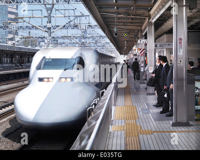 Führerschein verfügbar unter MaximImages.com - Shinkansen Hochgeschwindigkeitszug JR-700 Nozomi, Ankunft an einem Bahnsteig in Shizuoka, Japan Stockfoto