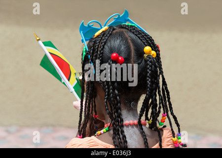 Junges Mädchen mit geflochtenen Haaren mit nationalen Flagge Guyana, Georgetown, Guyana Stockfoto