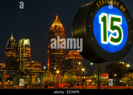 Die beleuchteten Wolkenkratzer von Midtown Atlanta, Georgia von Atlantic Station gesehen. Stockfoto