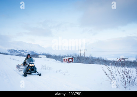 ABISKO, Schweden Sami Jäger auf Motorschlitten. Stockfoto