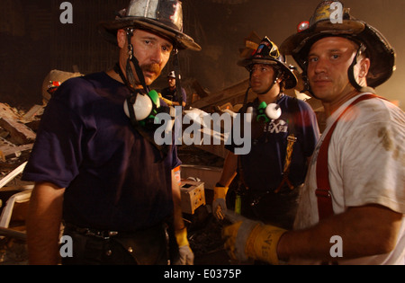 Urban Search and Rescue Arbeitnehmer weiterhin die Wiederherstellung der Opfer unter den Trümmern des World Trade Centers in der Nachmahd von einem massiven Terroranschlag zerstört die Twin Towers 2.606 Tötungleute 19. September 2001 in New York, NY. Stockfoto