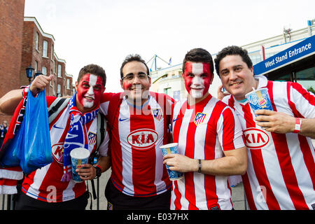 London, UK. 30. April 2014. Atletico Madrid-Fans vor dem Finale der Champions League Semi-match zwischen Chelsea und Atletico Madrid an der Stamford Bridge. © Aktion Plus Sport/Alamy Live-Nachrichten Stockfoto