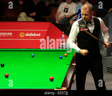 Sheffield, UK. 30. April 2014. Barry Hawkins erreicht das Halbfinale der Weltmeisterschaft mit einem 13-12 Sieg über Dominic Dale, im Crucible Theatre in Sheffield, Yorkshire, England. Bildnachweis: Aktion Plus Sport/Alamy Live-Nachrichten Stockfoto