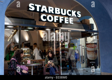 Prager Altstädter Ring Starbucks Coffee Shop Touristen im Starbucks Store Stockfoto