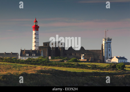 Foto von Saint Mathieu Leuchtturm Phare de saint-Mathieu, Pointe Saint Mathieu, und l'Abbaye Saint Mathieu De fine-terre, Frankreich Stockfoto