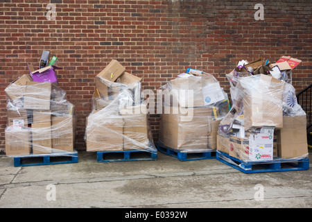 Paletten mit leeren Kartons vor Supermarkt Laden Bucht. UK Stockfoto