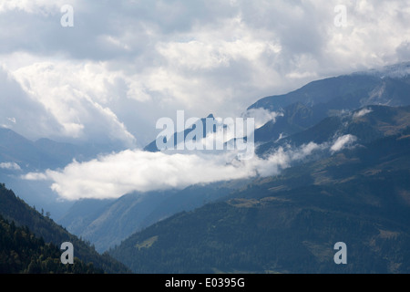 Wolken und Nebel Berggipfel bis zu am Hoher Tenn und Grosses Weisbachhorn über Kaprun Zell sehen Österreich Stockfoto