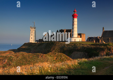 Foto von Saint Mathieu Leuchtturm Phare de saint-Mathieu, Pointe Saint Mathieu, und l'Abbaye Saint Mathieu De fine-terre, Frankreich Stockfoto