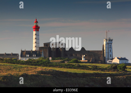 Foto von Saint Mathieu Leuchtturm Phare de saint-Mathieu, Pointe Saint Mathieu, und l'Abbaye Saint Mathieu De fine-terre, Frankreich Stockfoto