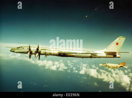 Der Tupolew TU-95 Bär ist ein strategischer Bomber aus der Sowjetzeit, der noch immer im Dienst des russischen Militärs steht. Bekannt für seine unverwechselbaren Turboprop-Motoren und seine Langstreckenfähigkeiten bleibt es ein wichtiger Bestandteil der russischen Luftwaffe für strategische und Aufklärungsmissionen. Stockfoto