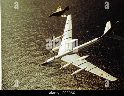 Der Tupolev TU-95 Bär ist ein strategischer Bomber aus sowjetischer Produktion, der in den 1950er Jahren entwickelt wurde und für sein unverwechselbares Wimper-Design und Turboprop-Motoren bekannt ist. Die TU-95 spielte eine entscheidende Rolle in der militärischen Strategie der Sowjetunion während des Kalten Krieges. Stockfoto