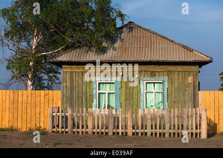 Holzhaus in Bolshoe Goloustnoe auf dem Baikalsee, Sibirien, Russland Stockfoto