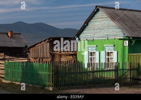 Holzhaus mit traditionellen Fensterläden in Bolshoe Goloustnoe auf dem Baikalsee, Sibirien, Russland Stockfoto