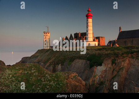 Foto von Saint Mathieu Leuchtturm Phare de saint-Mathieu, Pointe Saint Mathieu, und l'Abbaye Saint Mathieu De fine-terre, Frankreich Stockfoto